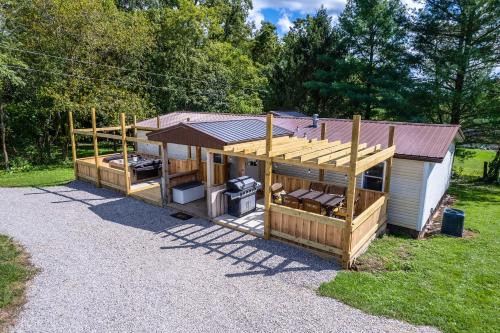 East Fultonham House | Take 5 Relax, Rest, Refresh with Yard and Pond!