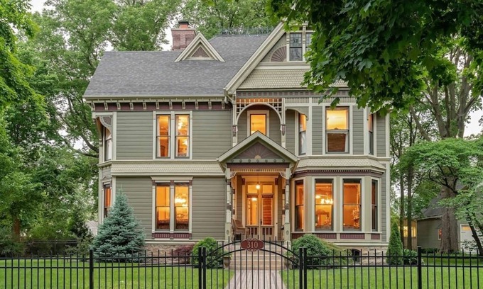Fairbury Hotel | Take 5 Rendezvous at Hoffman House, Fairbury-Entire Home