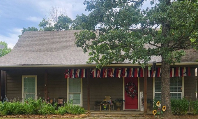Mead House | Take a break and unwind at this peaceful lake house!