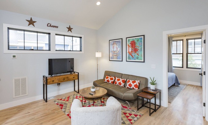 East End House | Take a Short Scenic Stroll to Five Points! WiFi, AC, Parking, TV