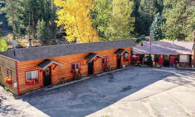 Drake Cabin | Take it EZ private cabin overlooking the river with hot tub 5 min to Estespark !