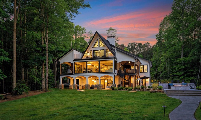 Denver House | Take it to the Bank! by AvantStay | New Pool + Hot Tub | Sleeps 16