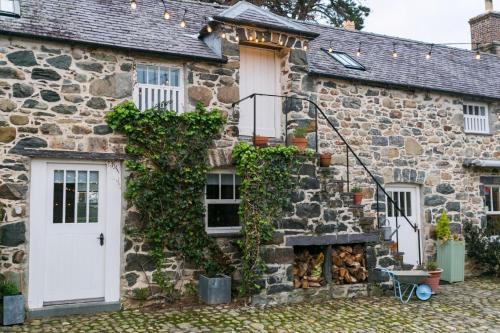 Bangor House | Tal Y Bont Uchaf Courtyard
