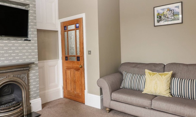 Castleton Cottage | TALBOT HOUSE, pet friendly, with a garden in Castleton, Peak District