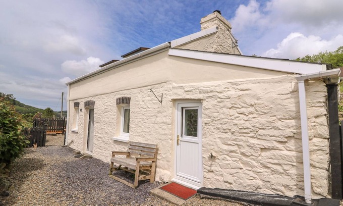 Llandysul Cottage | TALIHARRIS COTTAGE, pet friendly, with open fire in Llandysul