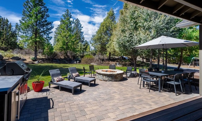 Southeast Bend House | Tall Pine Tuckaway – HOT TUB, EV Charger, firepit patio, full RV hookups