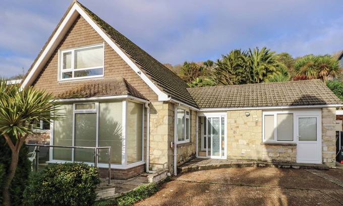 Ventnor Cottage | TALL TIMBERS, pet friendly, country holiday cottage in Ventnor