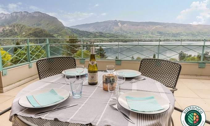 Talloires-Montmin Apartment | TALLOIRES- Superbe vue lac, Terrasse & Piscine