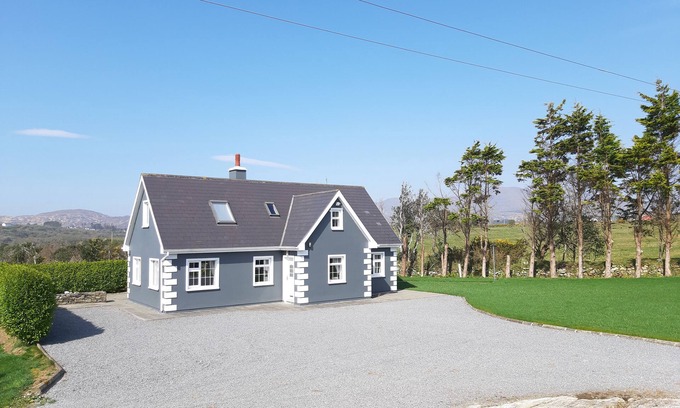 Castletownbere House | Tallon Lodge OFFERS BEST DEALS in a comfortable and welcoming detached cottage.