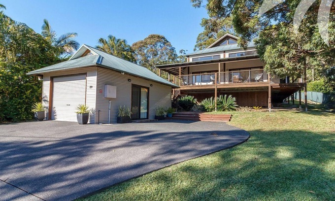 Elizabeth Beach House | Tallowood - Pacific Palms Holidays