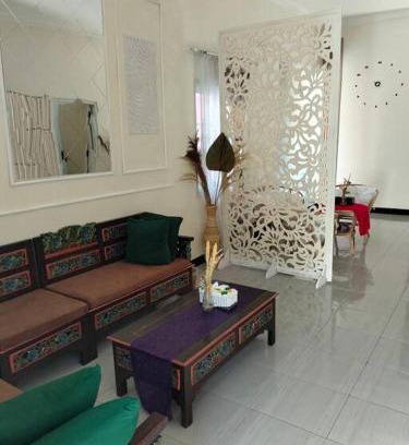 Madiun House | Taman Salak Homestay -5BR Entire House