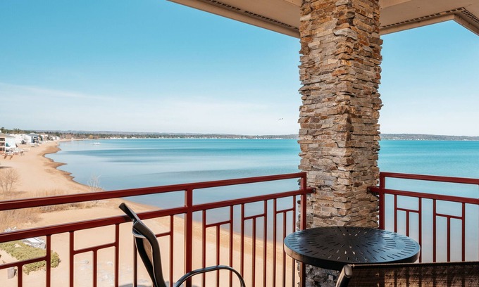 Traverse City Hotel | Tamarack Lodge of Traverse City