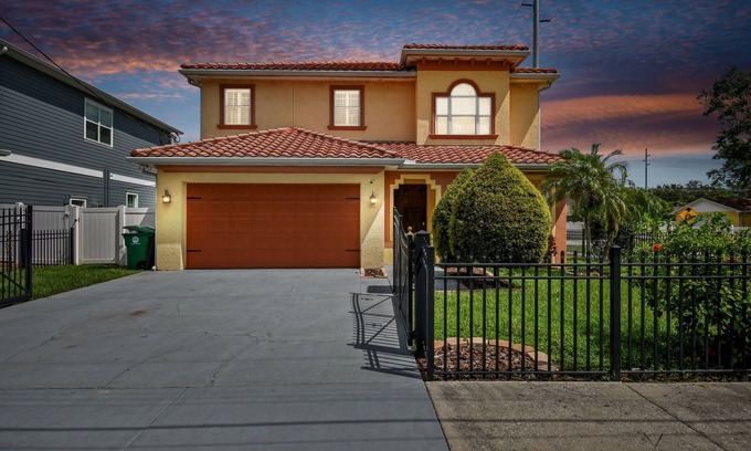 Ballast Point House | Tampa "Good Times" Home+GameRoom, Sleeps 12, 4br/3.5bth, Great Location/Backyard