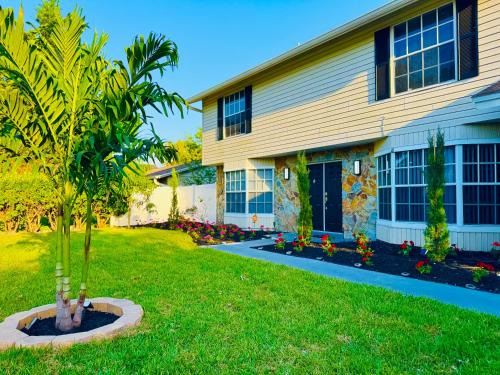 Greater Northdale House | Tampa Luxury 5BR Estate with Pool and Golf Views