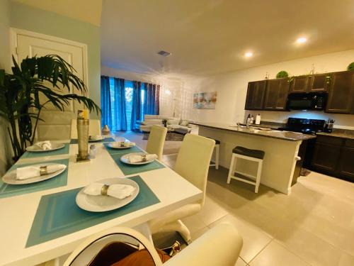 Riverview House | Tampa Modern Vacation Townhome