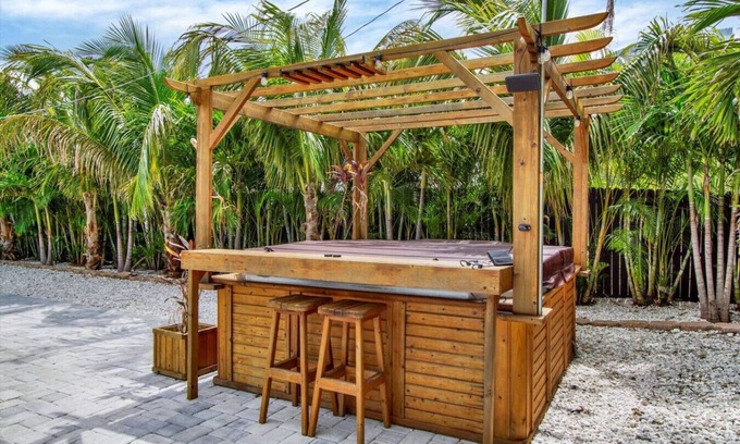 Oakford Park House | Tampa Oasis: Private Pool, Hot Tub, Sauna & Ponds