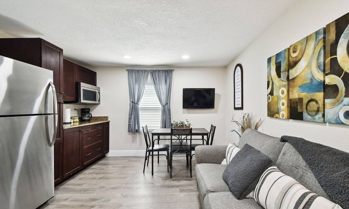Bearss Plaza House | Tampa Retreat – Perfect Location
