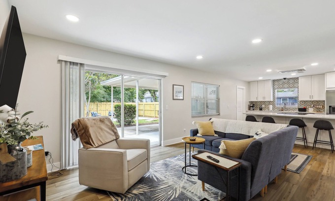 Riverside Heights Cottage | Tampa Vacation Rental ~ 3 Mi to Downtown!