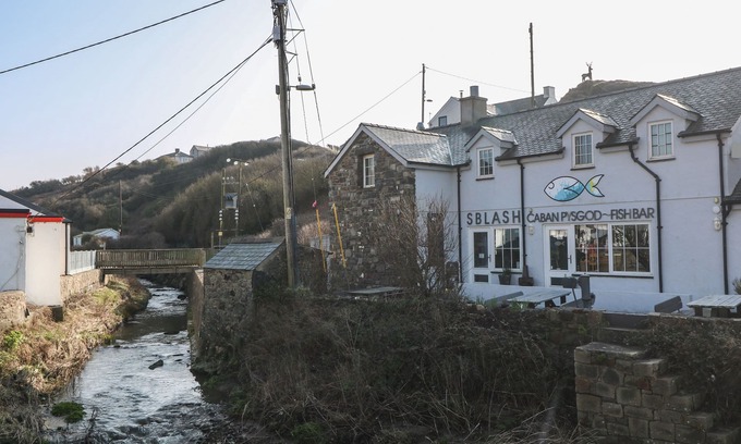 Aberdaron Apartment | TAN BRYN 1, pet friendly, country holiday cottage in Aberdaron