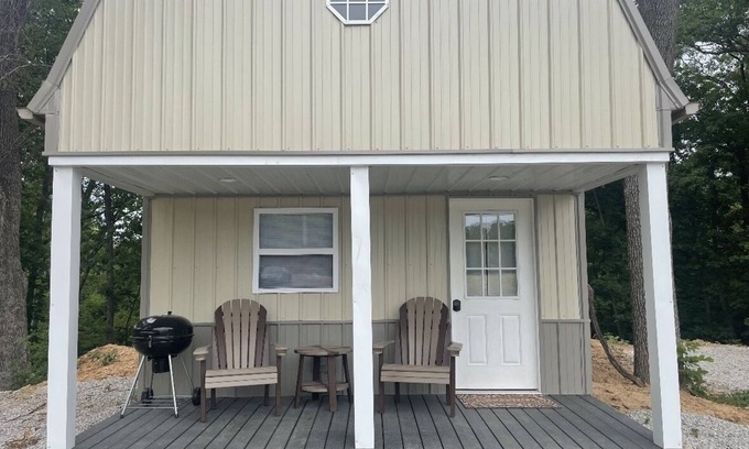 Warrensburg Cabin | Tan cabin close to University of Central Missouri and Whiteman AF Base