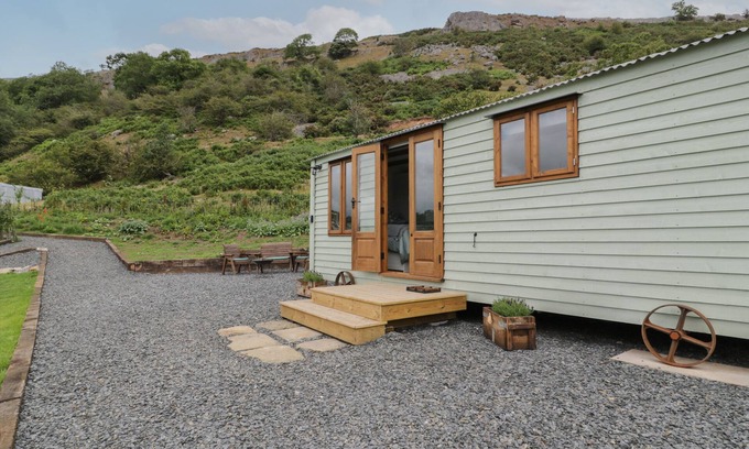 Acrefair Cottage | TAN Y CASTELL SHEPHERDS HUT, romantic, with a garden in Llangollen