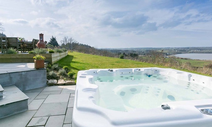 Pentraeth Cottage | Tan y Fron - a hot tub that sleeps 14 guests in 7 bedrooms