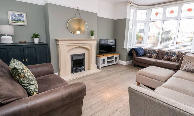 Penrhyn Bay Cottage | TAN Y FRON, pet friendly, country holiday cottage in Penrhyn Bay