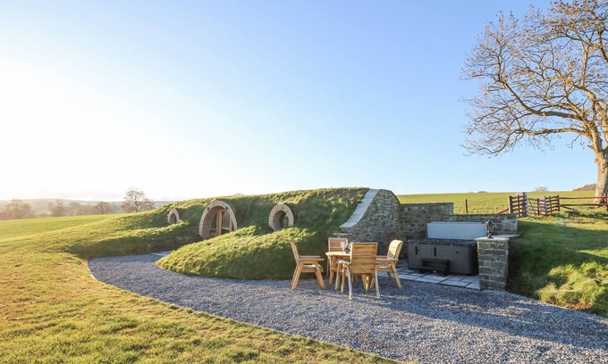 Llanfair Caereinion Cottage | TAN Y WAWR- ONNEN, romantic, with hot tub in Llanfair Caereinion