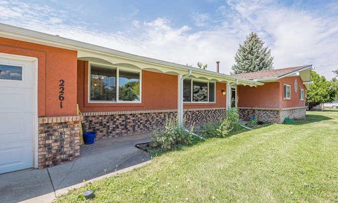Redlands House | Tanglewood: Spacious Yard & Pet-Friendly Retreat!
