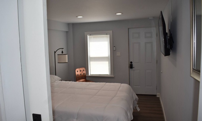 Tannersville Hotel | Tannersville Village on SawMill Creek Room #5 - 1 Queen