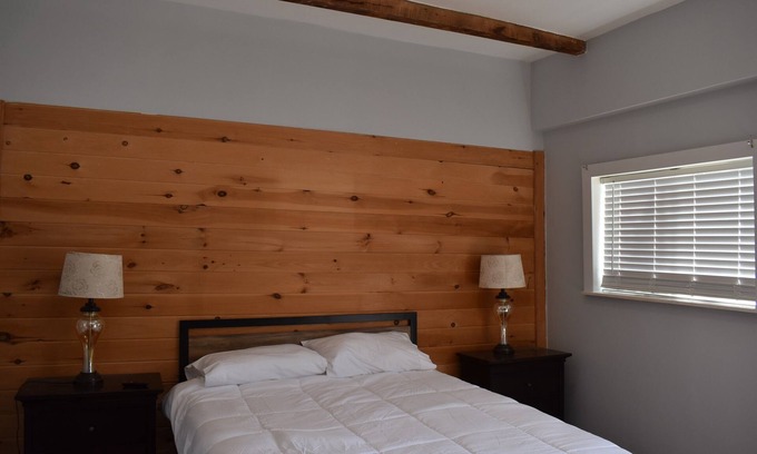 Tannersville Hotel | Tannersville Village on SawMill Creek Room #7 - 1 Queen