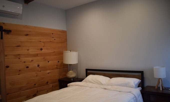 Tannersville Hotel | Tannersville Village on SawMill Creek Room #8- 2 Queen Bd