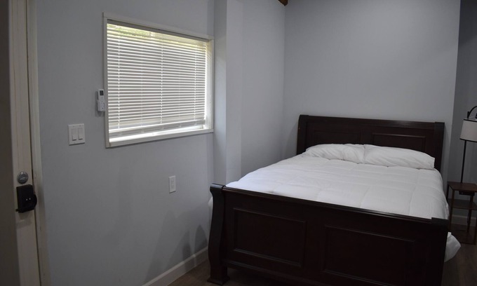 Tannersville Hotel | Tannersville Villageon SawMill Creek Room #9- 1 Queen