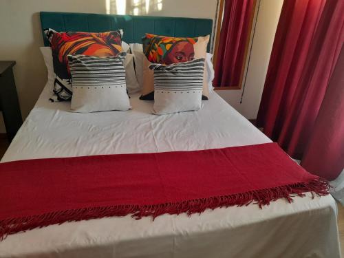 Lyttelton Manor House | TANS - 1 bedroom luxury & cosy home walking distance to Doringkloof Mall