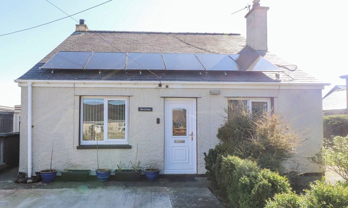 Bryngwran Cottage | TANYFRON HOLIDAY STUDIO, romantic, with open fire in Gwalchmai