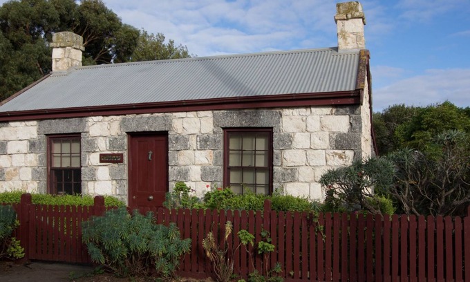 Port Fairy Cottage | Tara Cottage1850s Bluestone Whalers Cottage