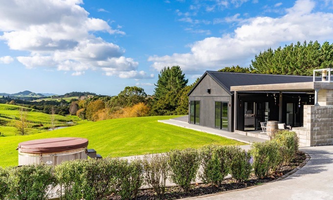 Mangawhai House | Tara Crest - Large, stylish, sunny holiday home in a beautiful rural setting