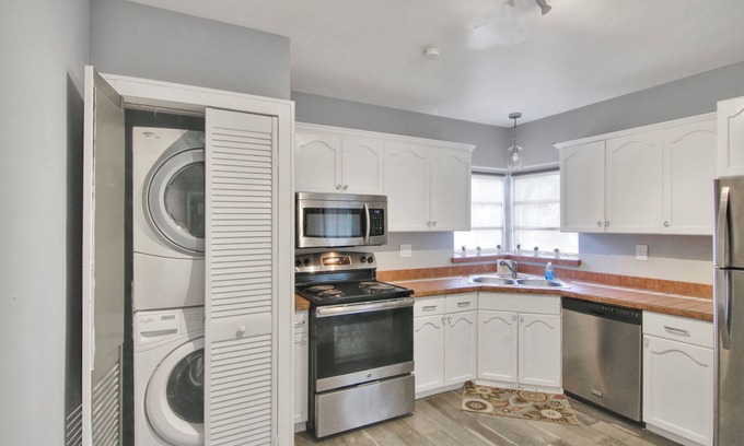 Tarpon River House | Tarpon River Getaway – Modern 2 BDR on Water
