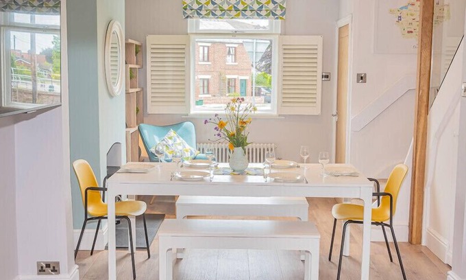 Tarporley House | Tarporley High Street - Modern 3 Bed Terrace Open plan layout. Central Location