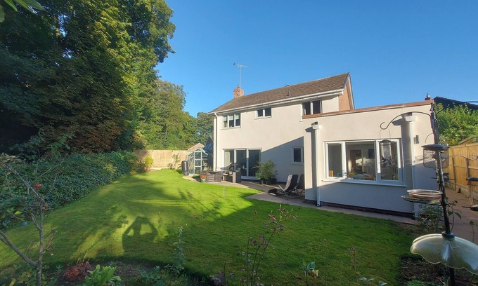 Tarporley House | Tarporley home surrounded by the Cheshire Country side. Restaurants 5 mins walk.
