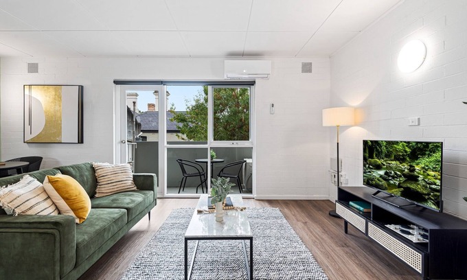 Parkville Apartment | Tasteful 1-Bed Apartment with Balcony Seating