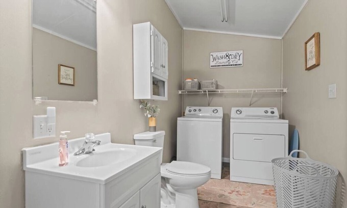 Springfield House | Tasteful 2-bedroom house with AC, WiFi near Springfield Memorial