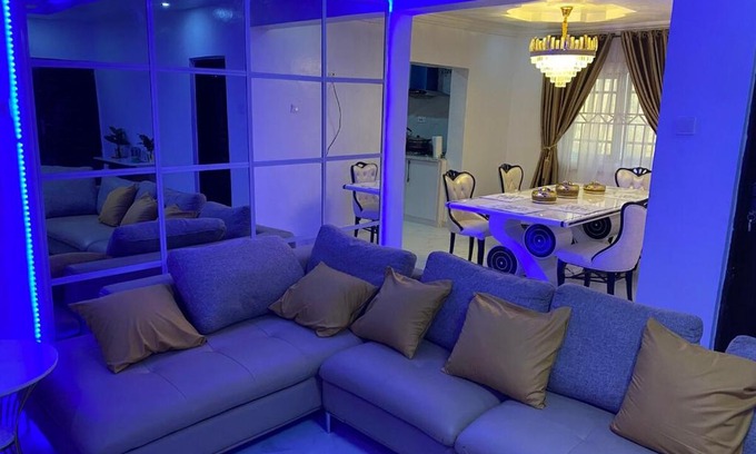 Ibadan Apartment | Tasteful 5 bedroom , 2 kitchen, 2 living-room