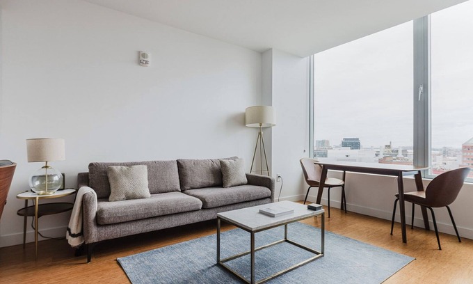 Chinatown Apartment | Tasteful FiDi 1BR w/Parking, W/D, Security, Gym & A/C, by Blueground