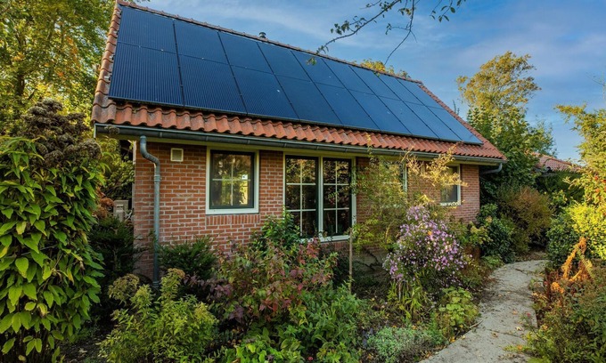Wijnaldum House | Tasteful holiday home in Wijnaldum with garden