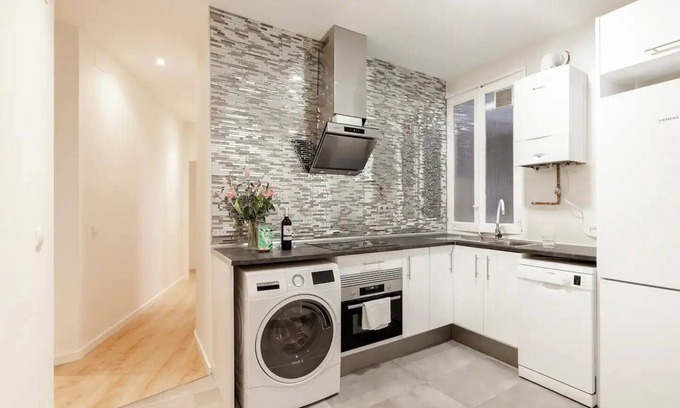 Chamberi Apartment | Tasteful Madrid Centre Rios Rosas - Business Ready