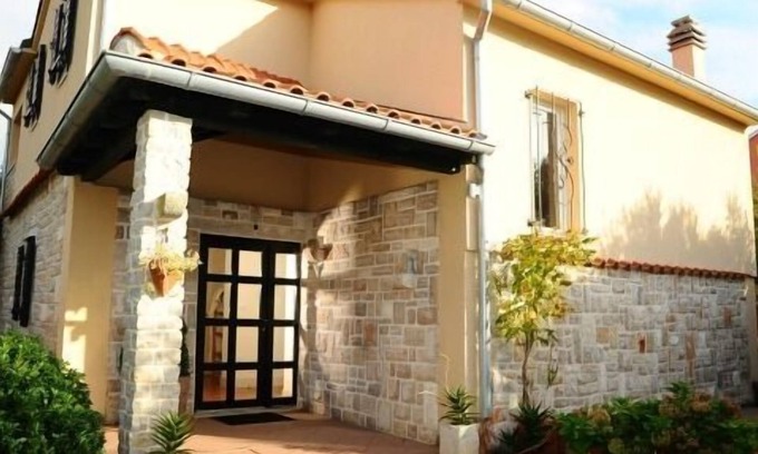 Murter House | Tasteful vacation home for max. 6 persons (3 bedrooms), only 50m from the beach