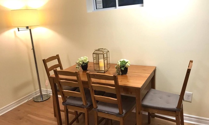 Burlington Apartment | Tastefully decorated spacious apartment Burlington