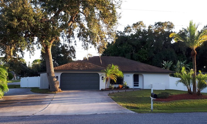 Venice Gardens House | Tastefully furnished Florida house with pool and spa