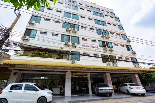 Lat Yao Apartment | Tat Hotel